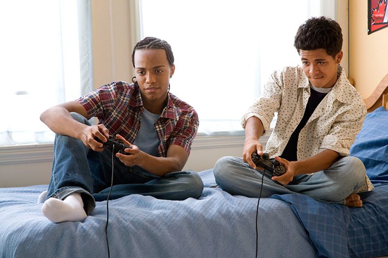 teens-playing-video-game